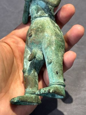 An fine Indonesian bronze sculpture of a naked man offering a sacrificial vase, Majapahit, East Java, 13/14th C. — foto 7