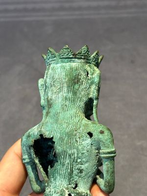 An fine Indonesian bronze sculpture of a naked man offering a sacrificial vase, Majapahit, East Java, 13/14th C. — foto 8