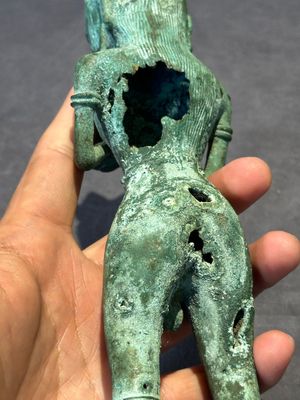 An fine Indonesian bronze sculpture of a naked man offering a sacrificial vase, Majapahit, East Java, 13/14th C. — foto 9