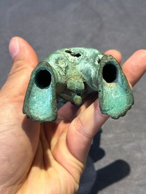 An fine Indonesian bronze sculpture of a naked man offering a sacrificial vase, Majapahit, East Java, 13/14th C. — foto 10