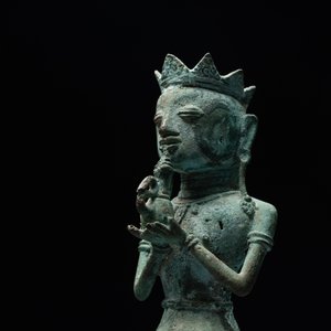An fine Indonesian bronze sculpture of a naked man offering a sacrificial vase, Majapahit, East Java, 13/14th C. — foto 2