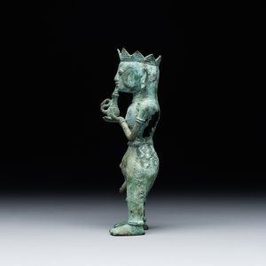 An fine Indonesian bronze sculpture of a naked man offering a sacrificial vase, Majapahit, East Java, 13/14th C. — foto 4