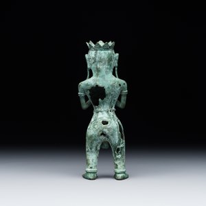 An fine Indonesian bronze sculpture of a naked man offering a sacrificial vase, Majapahit, East Java, 13/14th C. — foto 5
