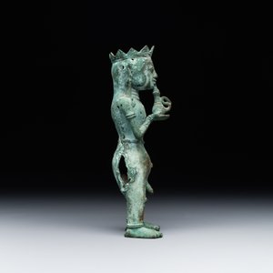 An fine Indonesian bronze sculpture of a naked man offering a sacrificial vase, Majapahit, East Java, 13/14th C. — foto 6