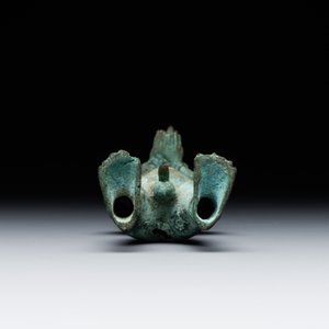 An fine Indonesian bronze sculpture of a naked man offering a sacrificial vase, Majapahit, East Java, 13/14th C. — foto 8