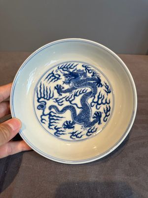 An imperial Chinese blue and white 'dragon' plate, Qianlong mark and of the period — photo 1