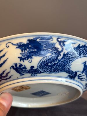 An imperial Chinese blue and white 'dragon' plate, Qianlong mark and of the period — photo 13