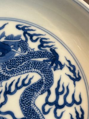 An imperial Chinese blue and white 'dragon' plate, Qianlong mark and of the period — photo 3