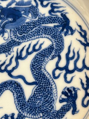 An imperial Chinese blue and white 'dragon' plate, Qianlong mark and of the period — photo 4