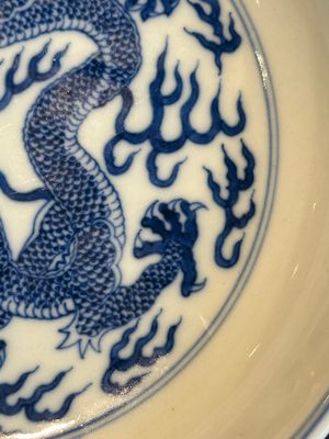 An imperial Chinese blue and white 'dragon' plate, Qianlong mark and of the period — photo 5