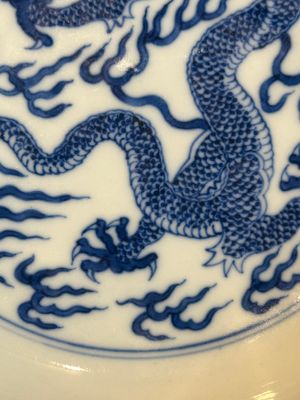 An imperial Chinese blue and white 'dragon' plate, Qianlong mark and of the period — photo 6