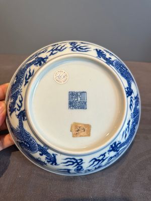 An imperial Chinese blue and white 'dragon' plate, Qianlong mark and of the period — photo 8