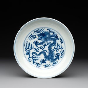 An imperial Chinese blue and white 'dragon' plate, Qianlong mark and of the period — photo 1