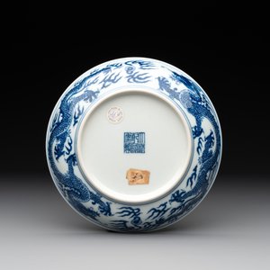 An imperial Chinese blue and white 'dragon' plate, Qianlong mark and of the period — photo 2