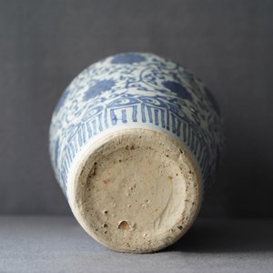 An imperial Chinese blue and white 'lotus scroll' meiping vase, Wanli mark and of the period — photo 14