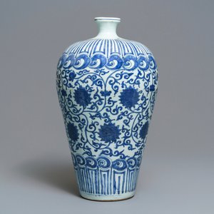 An imperial Chinese blue and white 'lotus scroll' meiping vase, Wanli mark and of the period — photo 5