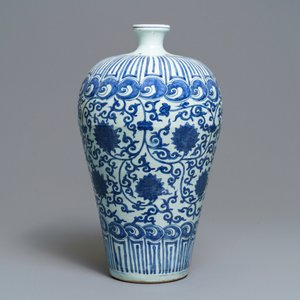 An imperial Chinese blue and white 'lotus scroll' meiping vase, Wanli mark and of the period — photo 6