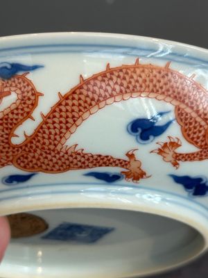 An imperial Chinese blue, white and iron-red 'dragon' plate, Qianlong mark and of the period — photo 11
