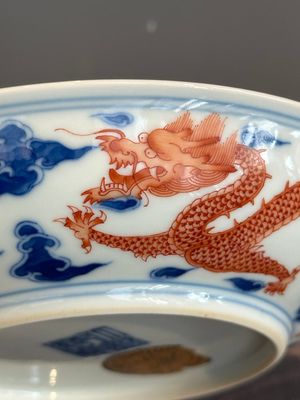 An imperial Chinese blue, white and iron-red 'dragon' plate, Qianlong mark and of the period — photo 15