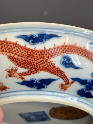 An imperial Chinese blue, white and iron-red 'dragon' plate, Qianlong mark and of the period — photo 17