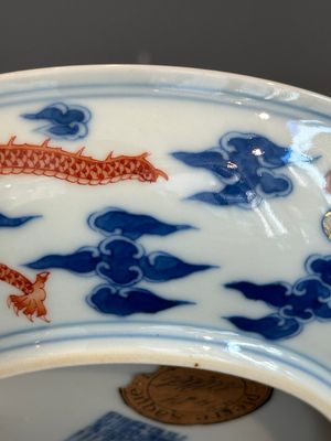 An imperial Chinese blue, white and iron-red 'dragon' plate, Qianlong mark and of the period — photo 18