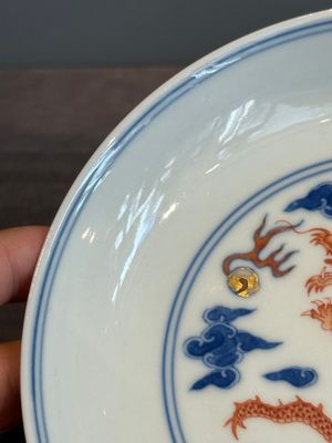 An imperial Chinese blue, white and iron-red 'dragon' plate, Qianlong mark and of the period — photo 5