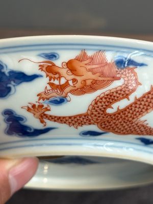 An imperial Chinese blue, white and iron-red 'dragon' plate, Qianlong mark and of the period — photo 10