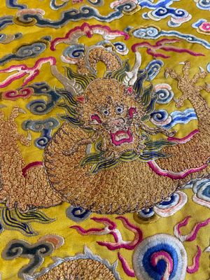 An imperial Chinese embroidered silk gold-thread yellow-ground cushion cover, 19th C. — 照片 11