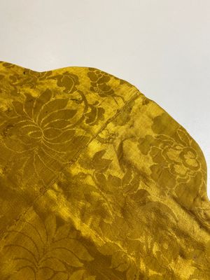 An imperial Chinese embroidered silk gold-thread yellow-ground cushion cover, 19th C. — 照片 3