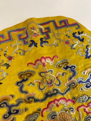 An imperial Chinese embroidered silk gold-thread yellow-ground cushion cover, 19th C. — 照片 9