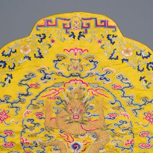 An imperial Chinese embroidered silk gold-thread yellow-ground cushion cover, 19th C. — 照片 3