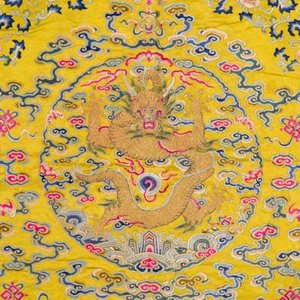 An imperial Chinese embroidered silk gold-thread yellow-ground cushion cover, 19th C. — 照片 4