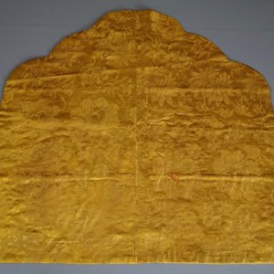 An imperial Chinese embroidered silk gold-thread yellow ground cushion cover, 19th C. — photo 25