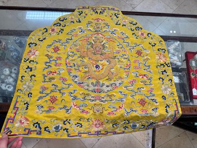 An imperial Chinese embroidered silk gold-thread yellow-ground cushion cover, Qianlong/Jiaqing — 照片 1