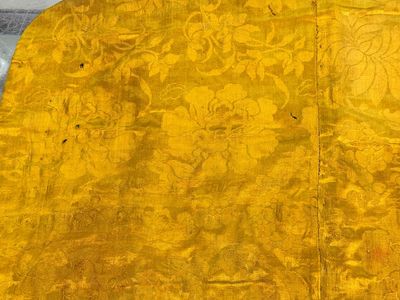 An imperial Chinese embroidered silk gold-thread yellow-ground cushion cover, Qianlong/Jiaqing — 照片 14