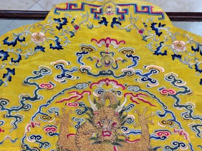 An imperial Chinese embroidered silk gold-thread yellow-ground cushion cover, Qianlong/Jiaqing — 照片 2