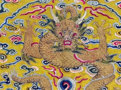 An imperial Chinese embroidered silk gold-thread yellow-ground cushion cover, Qianlong/Jiaqing — 照片 3
