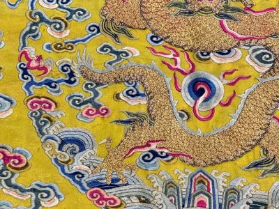 An imperial Chinese embroidered silk gold-thread yellow-ground cushion cover, Qianlong/Jiaqing — 照片 4