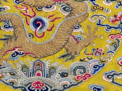 An imperial Chinese embroidered silk gold-thread yellow-ground cushion cover, Qianlong/Jiaqing — 照片 5