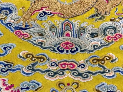 An imperial Chinese embroidered silk gold-thread yellow-ground cushion cover, Qianlong/Jiaqing — 照片 6