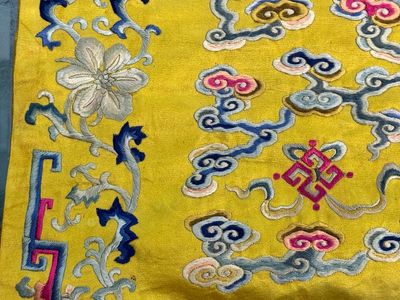 An imperial Chinese embroidered silk gold-thread yellow-ground cushion cover, Qianlong/Jiaqing — 照片 7