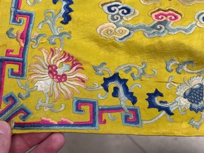 An imperial Chinese embroidered silk gold-thread yellow-ground cushion cover, Qianlong/Jiaqing — 照片 8