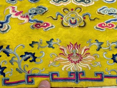 An imperial Chinese embroidered silk gold-thread yellow-ground cushion cover, Qianlong/Jiaqing — 照片 9