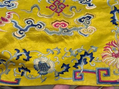 An imperial Chinese embroidered silk gold-thread yellow-ground cushion cover, Qianlong/Jiaqing — 照片 10