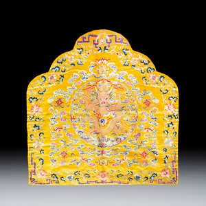 An imperial Chinese embroidered silk gold-thread yellow-ground cushion cover, Qianlong/Jiaqing — 照片 1