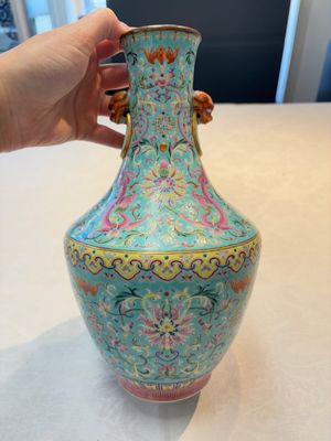 An imperial Chinese famille rose turquoise-ground 'chilong and flower scrolls' vase, Jiaqing mark and of the period — photo 1