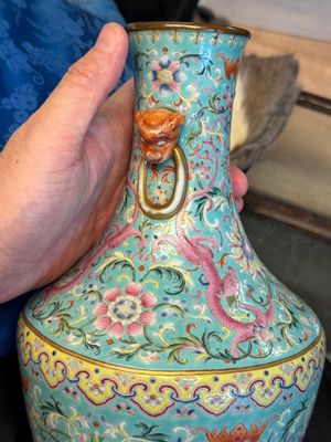 An imperial Chinese famille rose turquoise-ground 'chilong and flower scrolls' vase, Jiaqing mark and of the period — photo 11