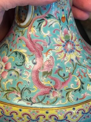 An imperial Chinese famille rose turquoise-ground 'chilong and flower scrolls' vase, Jiaqing mark and of the period — photo 12