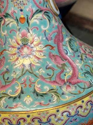 An imperial Chinese famille rose turquoise-ground 'chilong and flower scrolls' vase, Jiaqing mark and of the period — photo 13