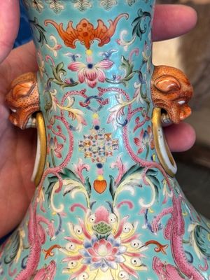 An imperial Chinese famille rose turquoise-ground 'chilong and flower scrolls' vase, Jiaqing mark and of the period — photo 14